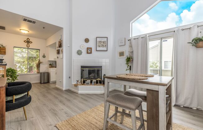 2 bed/2 bath Upstairs Condo!