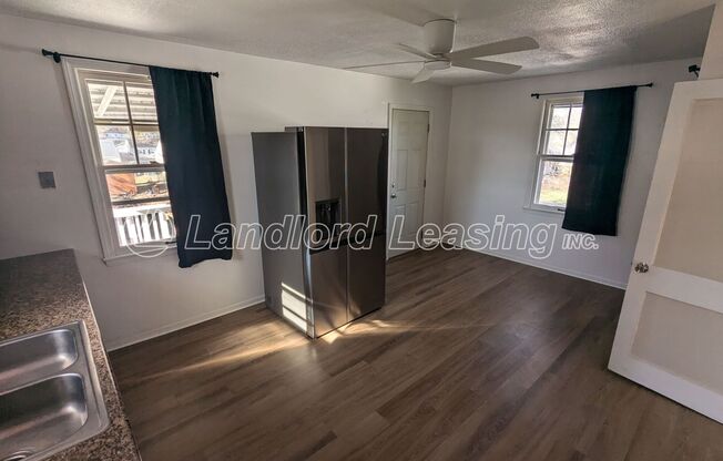 Cozy Upstairs Duplex with Balcony and Updates