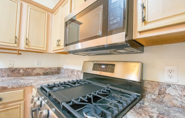 Beautifully-crafted 4/2/2 in great neighborhood close to parks and shops!