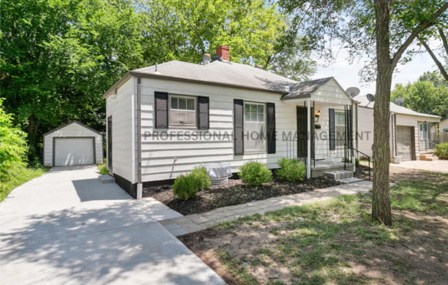 Updated 3 bed / 2 bath house With Exceptional Convenience & Value!**Move In Special 1/2 off of 1st full month's rent**