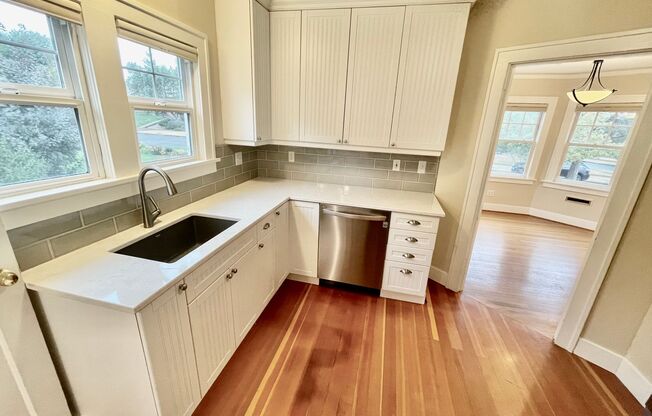 Rare Find, Large 3bd/2bathroom House Near Rose City Golf Course