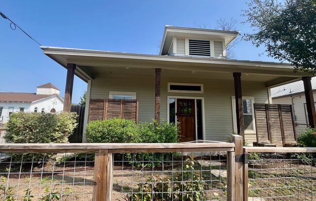 3/2 Single Story Conveniently Located to Downtown & the Pearl ~ Move in Ready!