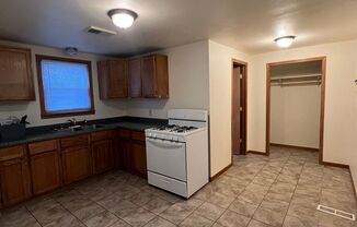 2 beds, 1 bath, 1,000 sqft, $850, Unit 1/2