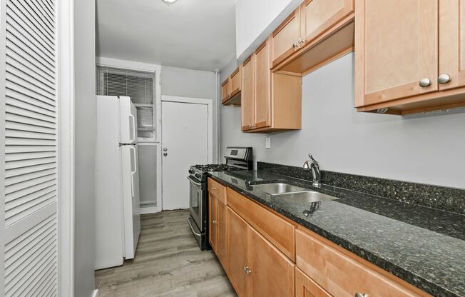 2 beds, 1 bath, 1,000 sqft, $1,695, Unit 4232 1/2 -  1E