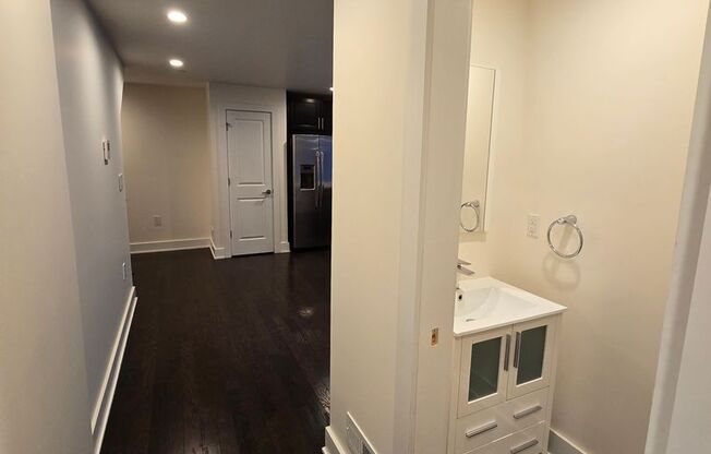 Beautiful modern bright 2 bed 1.5 bath with private patio