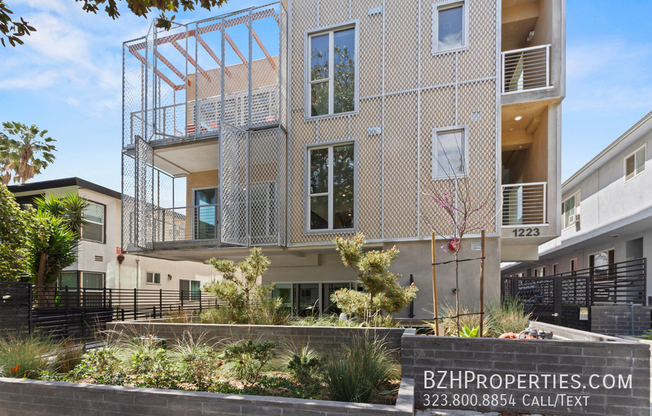 1223 N HAYWORTH AVE