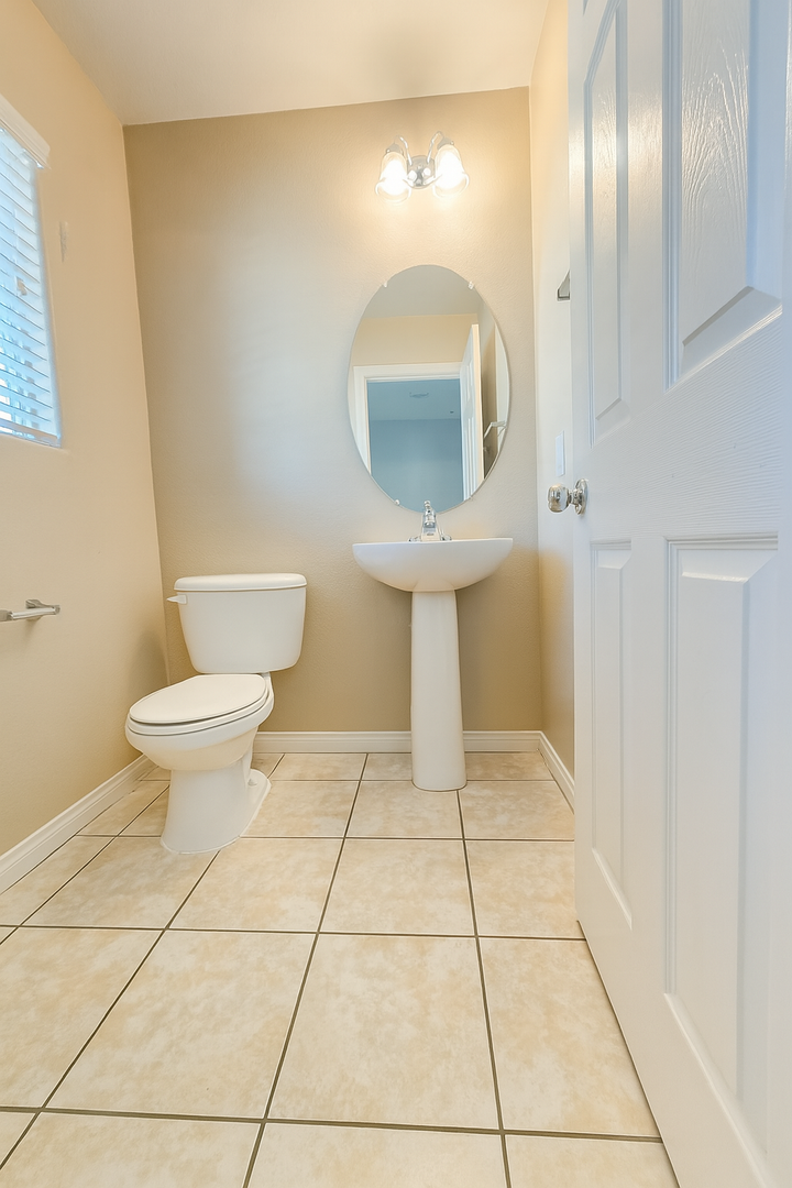 Spacious 3BD in Gated Community – Water Included