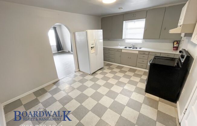 3 beds, 1 bath, 1,400 sqft, $2,300, Unit 1748 S Main St- #1