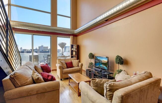 3 beds, 2 baths, $3,099, Unit #707