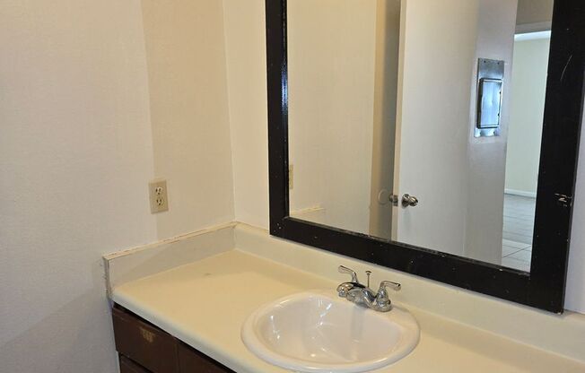 2 beds, 1 bath, $1,250, Unit Apt 25