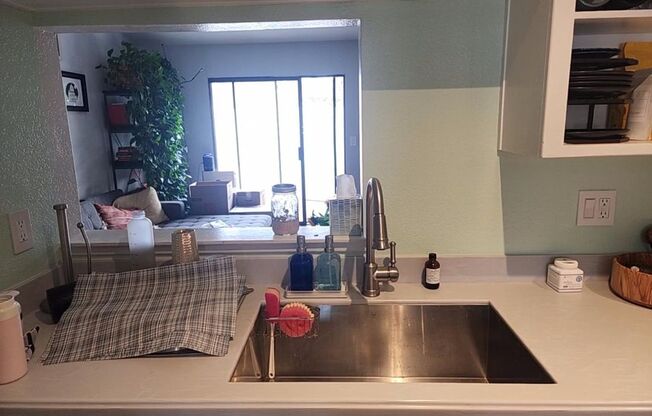 Adorable 2/2 Pocket Area Half-Plex!  PLEASE READ BELOW AD FOR VIEWINGS