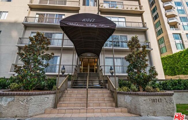 2 beds, 2 baths, 900 sqft, $4,000, Unit 806