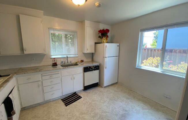 2 beds, 1 bath, 800 sqft, $2,350, Unit Unit 2