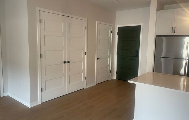 1 bed, 1 bath, 1,013 sqft, $2,989, Unit 102