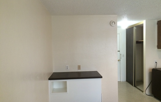 Studio, 1 bath, 300 sqft, $700, Unit 18