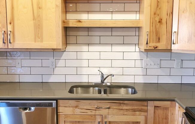 3 beds, 2.5 baths, $2,250, Unit 307