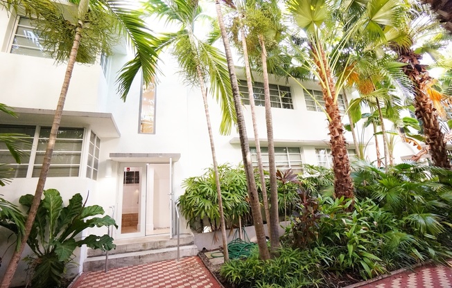 LARGE 1 BEDROOM FULLY FURNISHED IN WATERFRONT PROPERTY IN MIAMI  BEACH!
