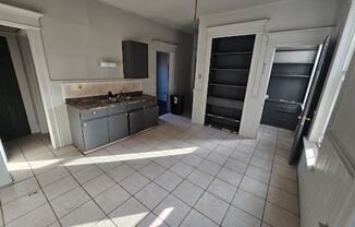 3 beds, 1 bath, $1,000, Unit 3