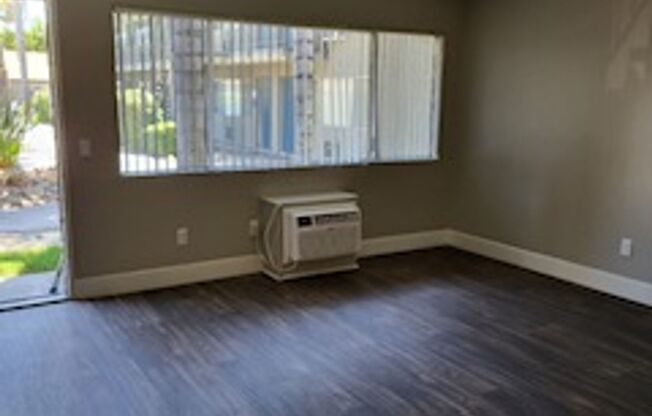 2 beds, 1 bath, 818 sqft, $2,100, Unit 036