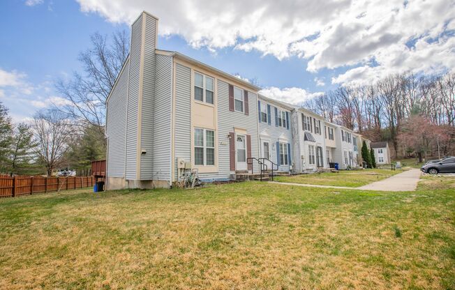 Lovely 2 BR/3 BA EOG Townhome in Bowie!