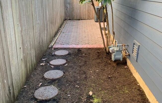 Charming SE Portland 3-Bedroom Home with Granite Kitchen, Gas Range, Garage & Private Yard