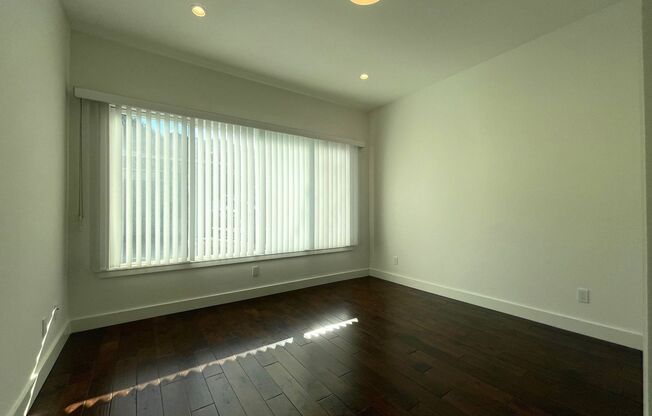 Nice and bright 2 beds and 2 baths with beautiful hardwood floor throughout.