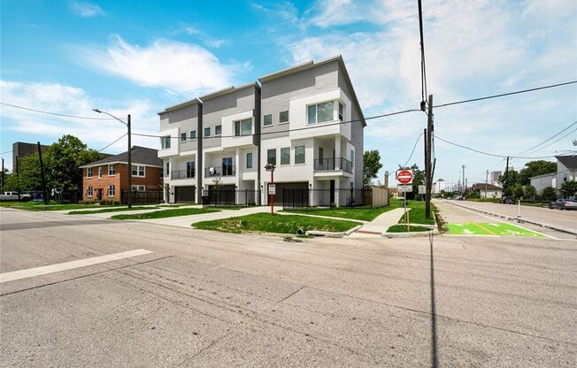 Gorgeous Three Bedroom Townhome!