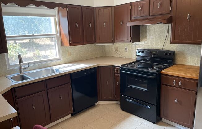 2 beds, 1 bath, $1,550