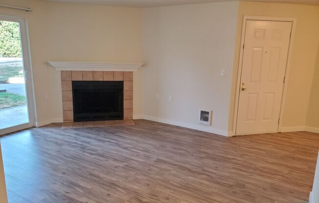 1 bed, 1 bath, 700 sqft, $1,950, Unit B102
