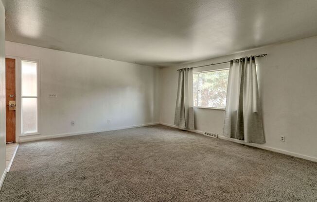 3 beds, 1 bath, $1,575, Unit 2821 Stanford Rd