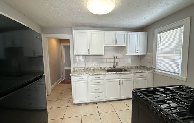 3 Beds - 1 Full Bath Colonial available for Rent!