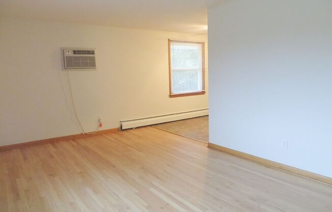 3 beds, 1 bath, 950 sqft, $1,424, Unit 5822-3 Russett