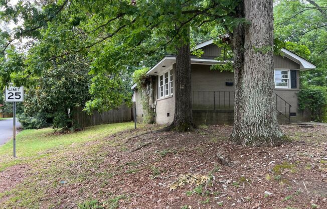 Cozy 2 Bedroom Minutes From Downtown