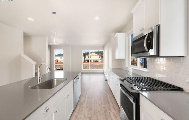 BEAUTIFUL NEWER CONSTRUCTION 4 BD HOME W/2 CAR GARAGE, W/D IN UNIT, AND MORE!