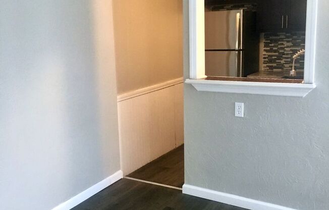 *** Beautiful & Updated Apartment in Mt. Washington * 1 Block to Grandview Ave * Pet Friendly * Available Now ***