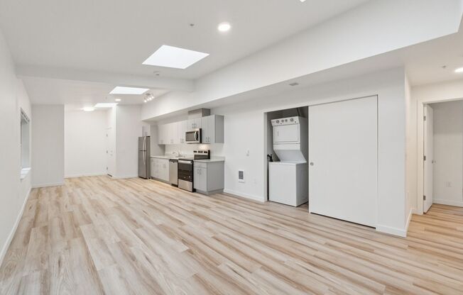 2 beds, 1 bath, 913 sqft, $2,595, Unit 136