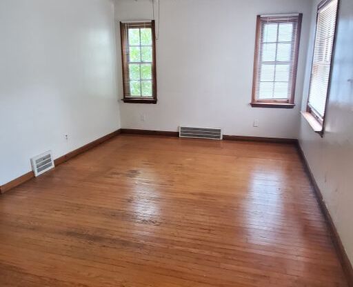 2 beds, 1 bath, $1,100