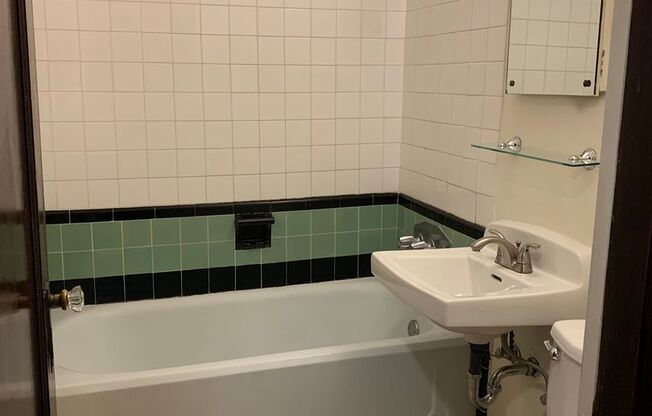 Beautiful 1 Bed, + Office, 1 Bath in Capitol Hill W/D in unit! Top Floor, updated kitchen!