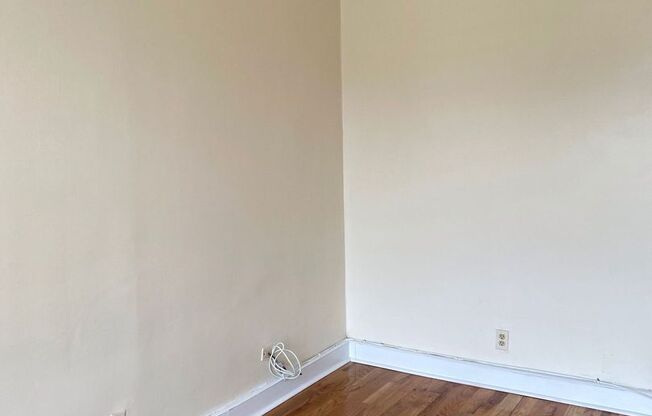 2 beds, 1 bath, $2,000, Unit 10