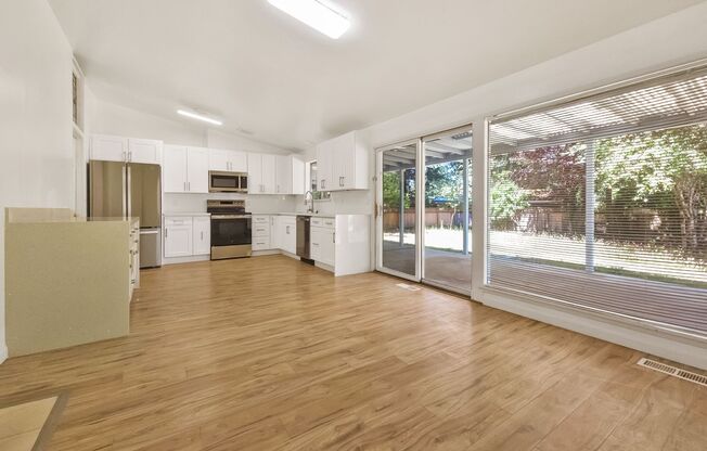 New Kitchen!! Beautiful family home w/extra room/close MS,Trader Joe's, and highway