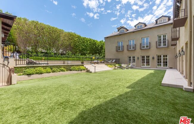 400 S HUDSON AVE