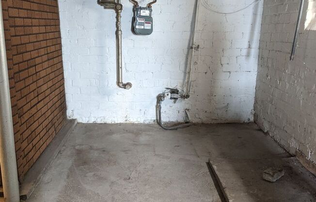 3 beds, 1 bath, $1,095