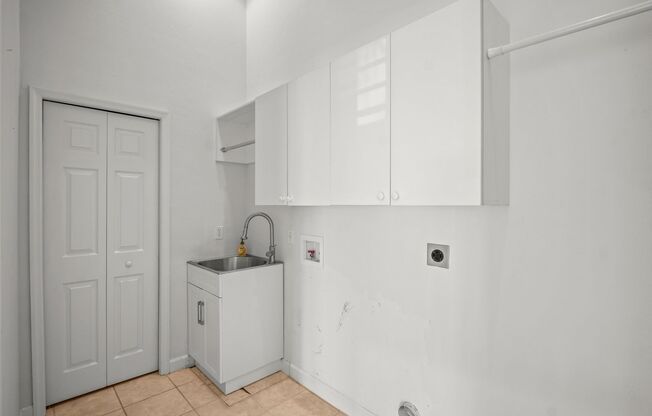 Desirable 2 beds 2 baths condo with garage in Naples