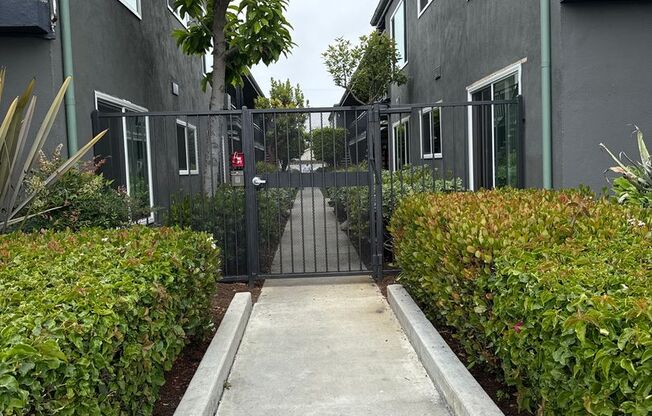 2 beds, 1 bath, 850 sqft, $2,325, Unit 9155-10