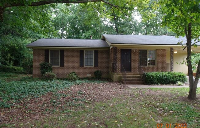 Clarke Co. - Athens, GA Huntington Ct - 3 Bedroom, 1.5 Bathroom - Brick Home - Right Next to the GA. Square Mall - Convenient to all Athens Amenities