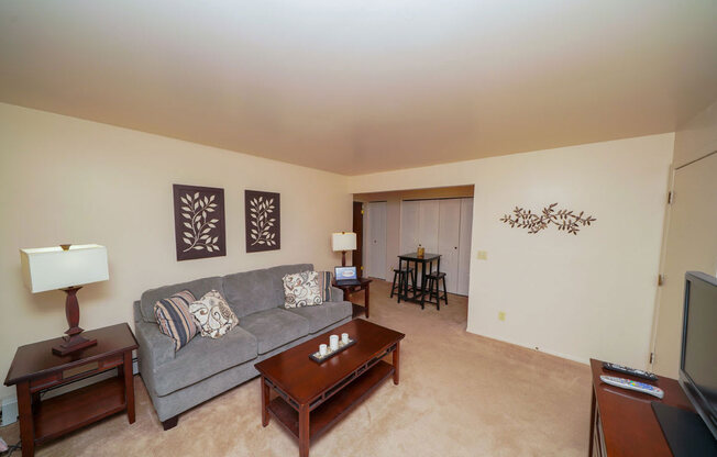 Spacious Living Room at Glen Oaks Apartments, Muskegon, MI, 49442