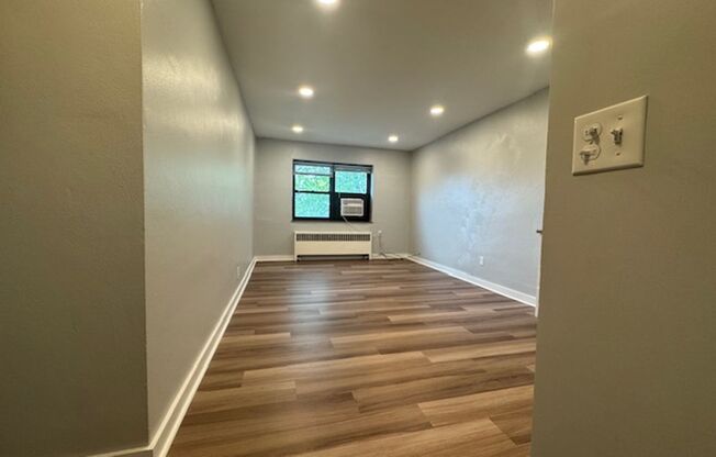 1 bed, 1 bath, 450 sqft, $1,549, Unit 5326 Fifth Ave. #21