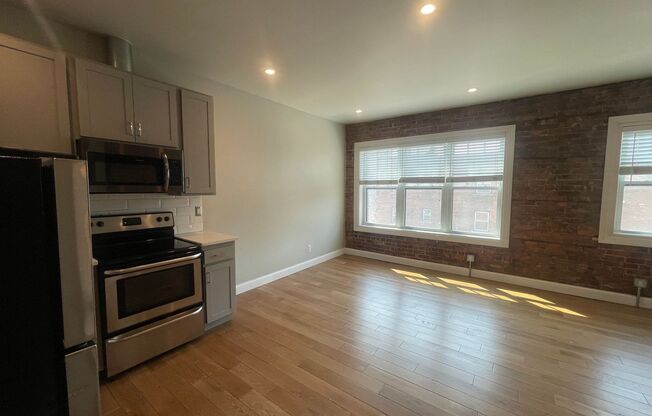 Studio, 1 bath, 350 sqft, $1,095, Unit Studio