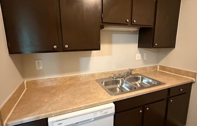 2 beds, 1 bath, 775 sqft, $895, Unit 370J