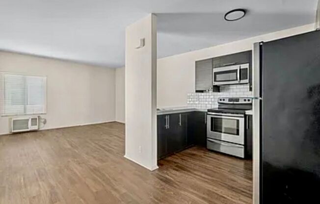 1 bed, 1 bath, $2,200, Unit UNIT H